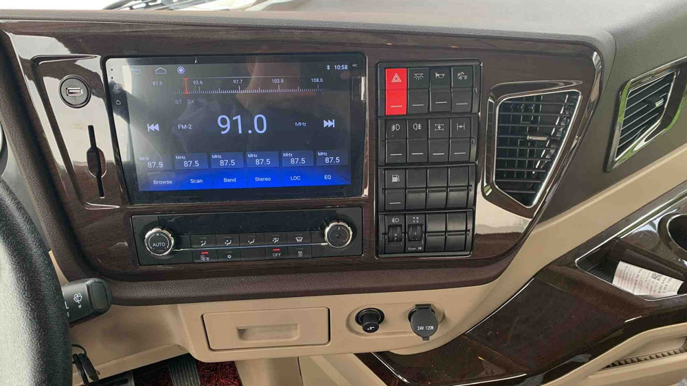 Các phím điều khiển và màn hình cảm ứng trên xe đầu kéo FAW