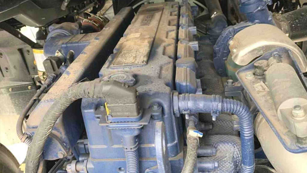 Cận cảnh động cơ trên xe đầu kéo Shacman