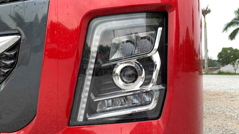 Cụm đèn trên xe đầu kéo Shacman